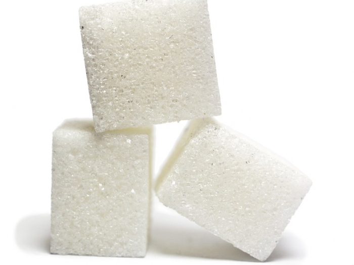 Zucchero bianco: fa male? Calorie e valori nutrizionali dello zucchero raffinato